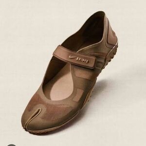 SKIMS Brown Split-Toe Mary Jane Athletic Flat 8.5 new